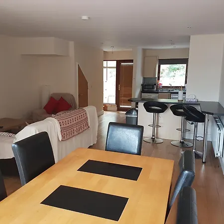6 The Courtyard, Park *